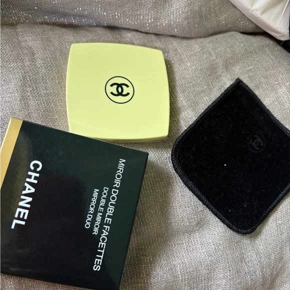 Pale Yellow Double Facette Compact Mirror with Black CC Logo - Picture 6 of 6